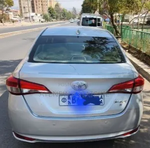 Toyota Yaris 1.5 Sedan LE 2020 Silver