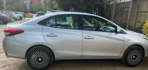 Toyota Yaris 1.5 Sedan LE 2020 Silver