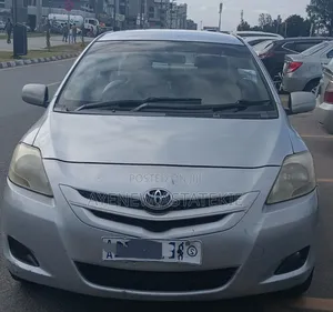 Photo - Toyota Yaris Base Sedan 4dr 2010 Silver