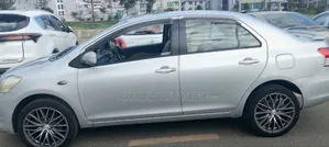 Toyota Yaris Base Sedan 4dr 2010 Silver