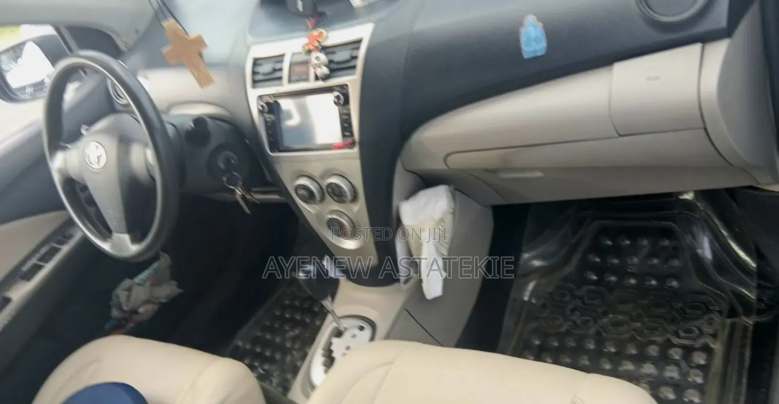 Toyota Yaris Base Sedan 4dr 2010 Silver