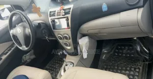 Toyota Yaris Base Sedan 4dr 2010 Silver