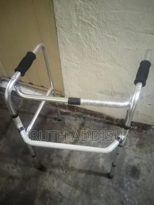 Photo - ዩዝድ ወከር አልሙኒየም ጠንካራ Walk Medical Safe And Strong Medical Walker Used