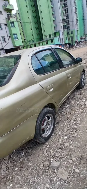Toyota Platz 2000 Gold