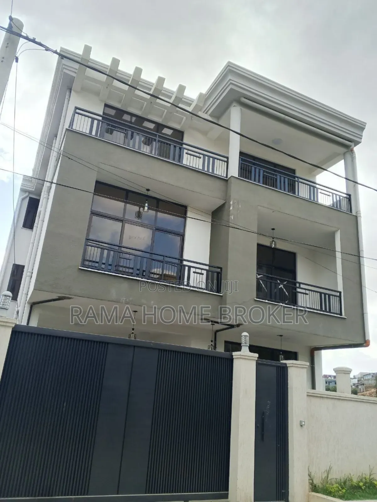 የሚሸጥ ዘመናዊ ቤት B+g+2 ላምበረት አካባቢ ኮምፓወንድ ውስጥ