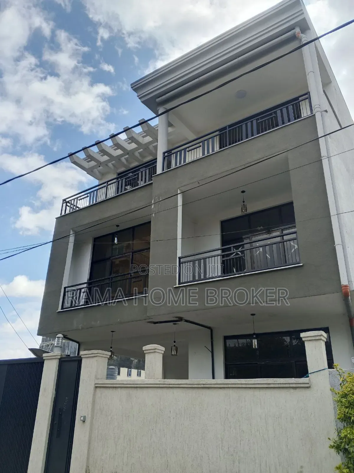 የሚሸጥ ዘመናዊ ቤት B+g+2 ላምበረት አካባቢ ኮምፓወንድ ውስጥ