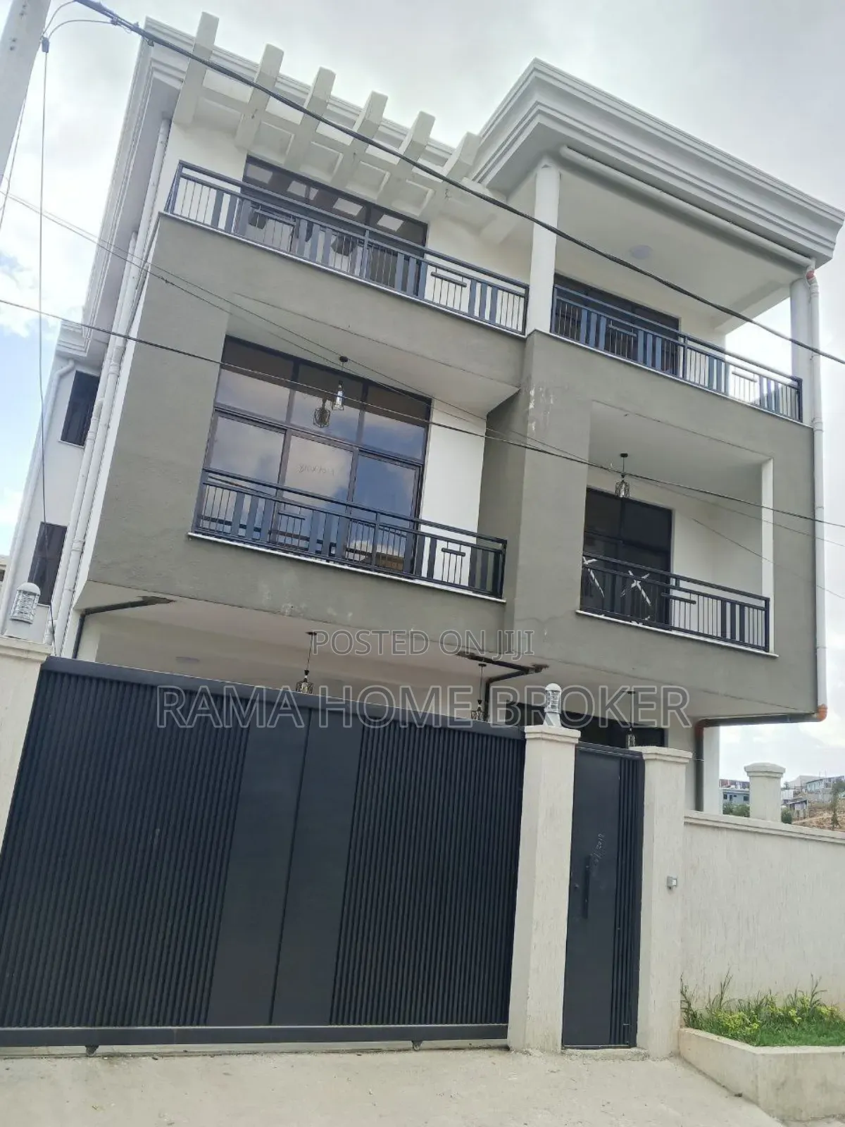 የሚሸጥ ዘመናዊ ቤት B+g+2 ላምበረት አካባቢ ኮምፓወንድ ውስጥ