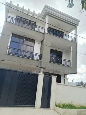 የሚሸጥ ዘመናዊ ቤት B+g+2 ላምበረት አካባቢ ኮምፓወንድ ውስጥ