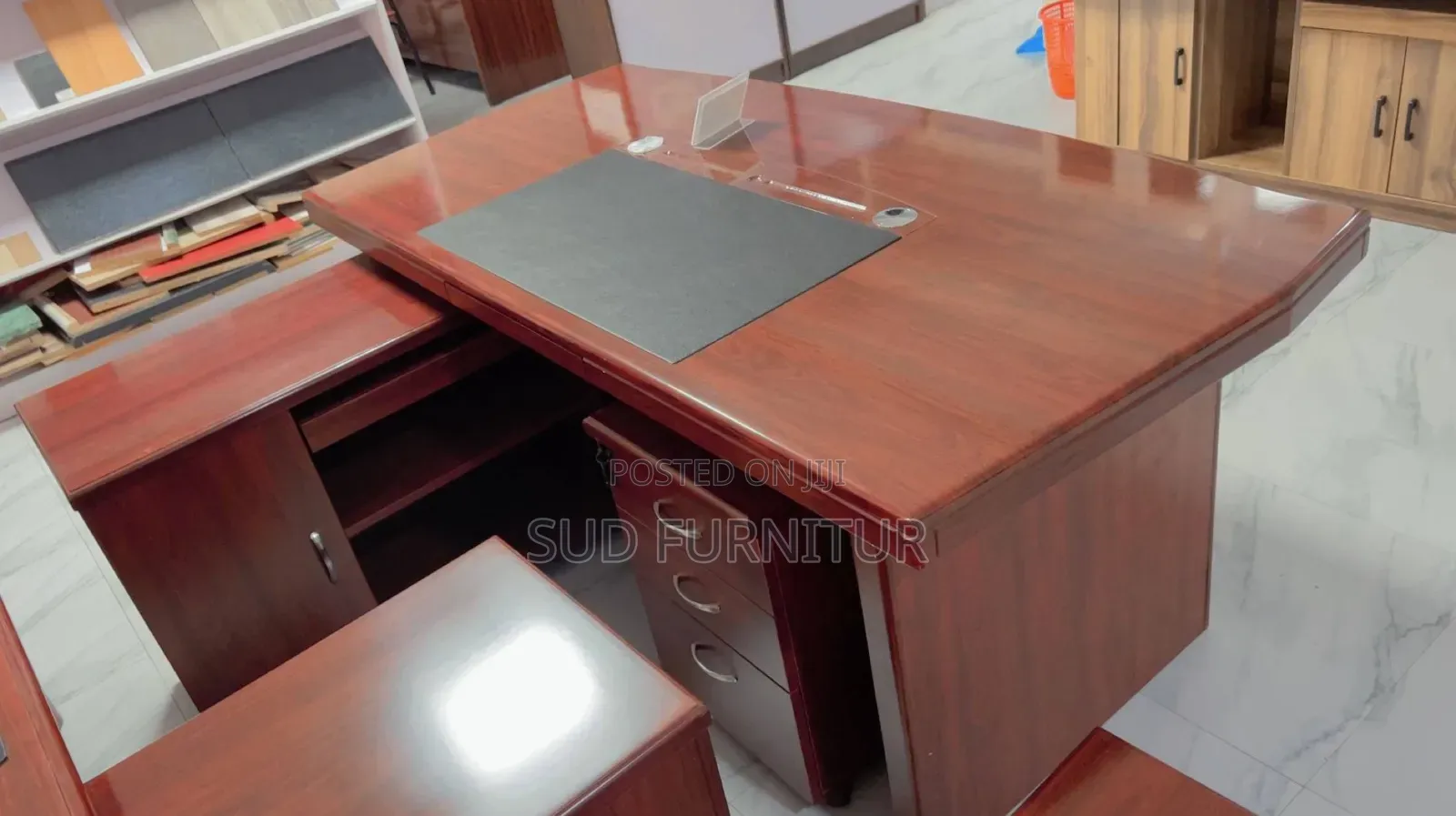 ማናጃረያል Teble