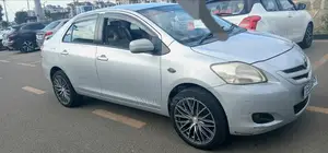 Toyota Yaris Base Hatchback 5dr 2010 Silver