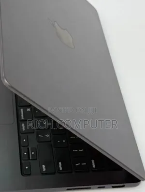 New Laptop Apple MacBook Air 2024 M3 13-Inch 18GB Apple M3 SSD 1T