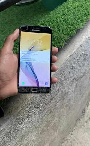 Photo - Samsung Galaxy J7 Prime 16 GB Black