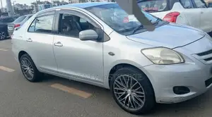 Toyota Yaris Base Sedan 4dr 2010 Silver