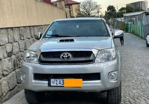 Photo - Toyota Hilux 2010 Silver