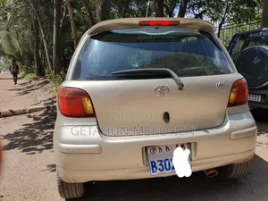 Photo - Toyota Vitz 2004 Gold