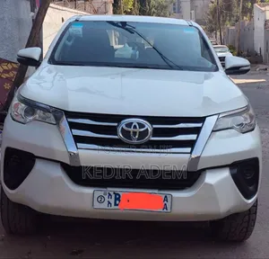 Photo - Toyota Fortuner 2018 White