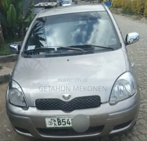 Photo - Toyota Vitz 2004 Silver