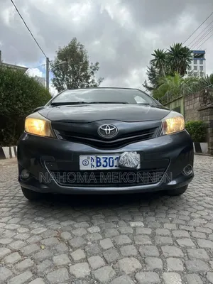 Photo - Toyota Yaris 2012 Gray