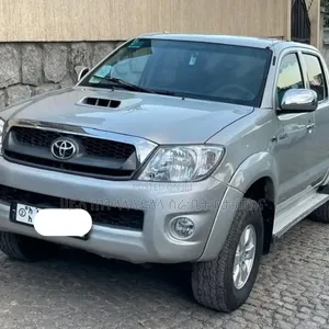 Photo - Toyota Hilux 2010 Silver