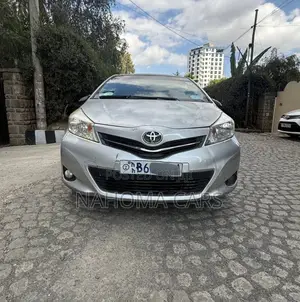 Photo - Toyota Yaris 2012 Silver