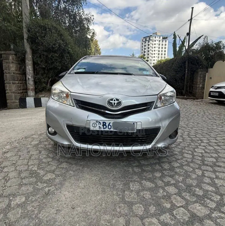 Toyota Yaris 2012 Silver