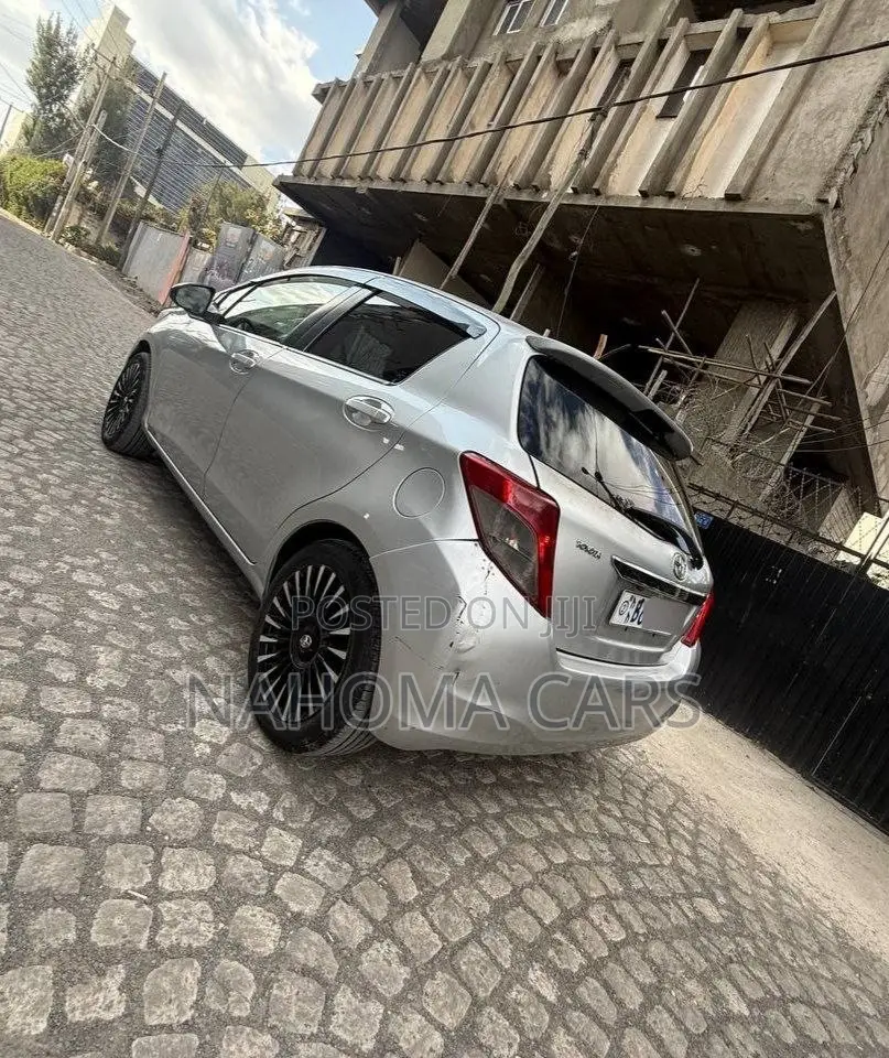 Toyota Yaris 2012 Silver