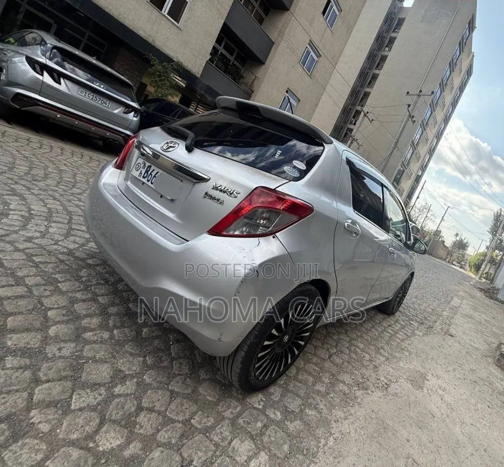 Toyota Yaris 2012 Silver