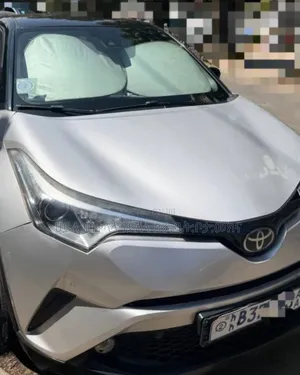Photo - Toyota C-HR 2018 Off white