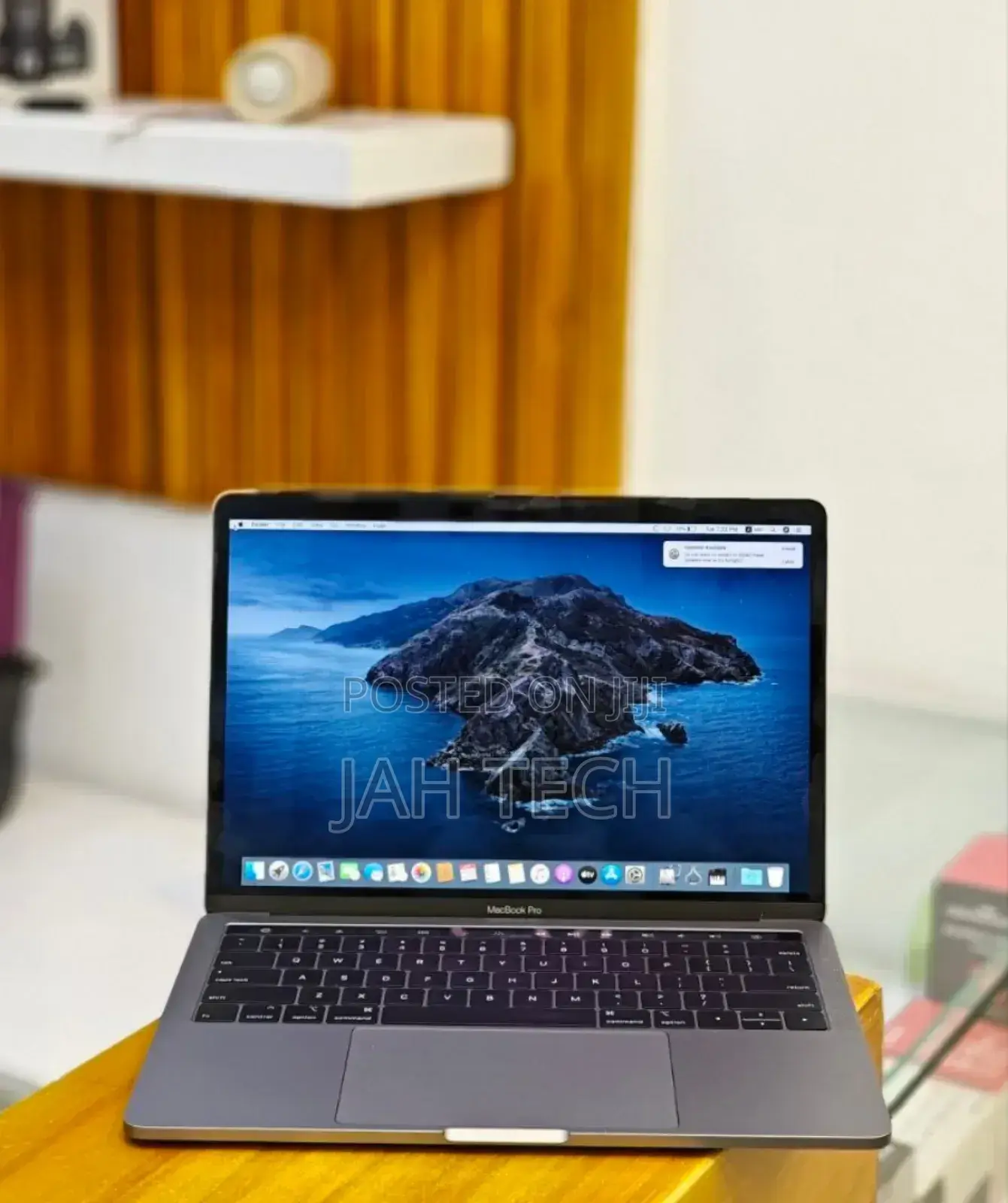 New Laptop Apple MacBook Pro 2019 16GB Intel Core I7 SSD 256GB