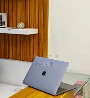 New Laptop Apple MacBook Pro 2019 16GB Intel Core I7 SSD 256GB