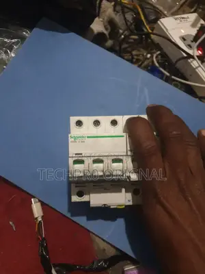 Schneider Electric Ic65n C 32a 3 Pole 32 Amp 400v Circuit Breaker