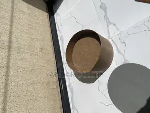 የ አበባ እና ዲኮር እቃዎች