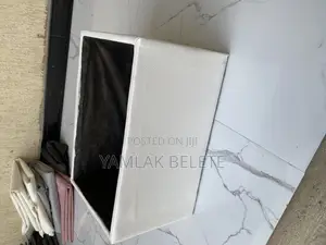 የ አበባ እና ዲኮር እቃዎች