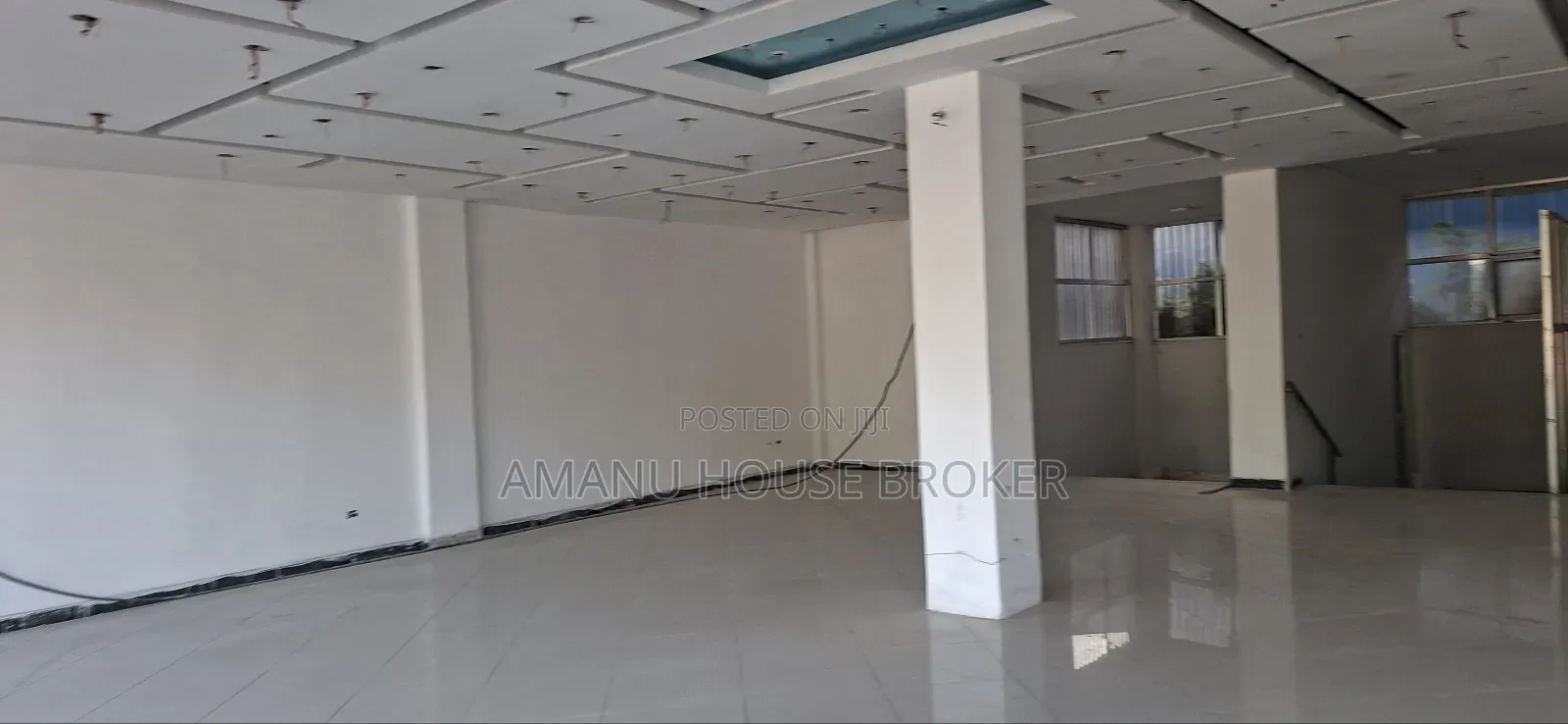 የሚከራይ ለባንክ እና ለካፌ ወይም ለፈርኒቸር የሚሆን