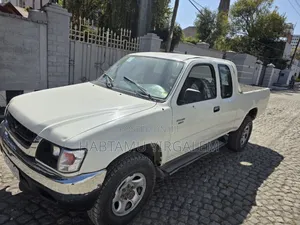 Toyota Hilux 2004 White