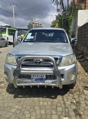 Photo - Toyota Hilux 2010 Gold