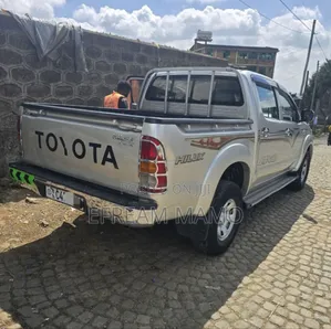 Toyota Hilux 2010 Gold