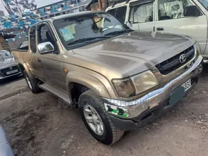 Toyota Hilux 2004 Gold