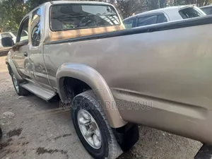 Toyota Hilux 2004 Gold