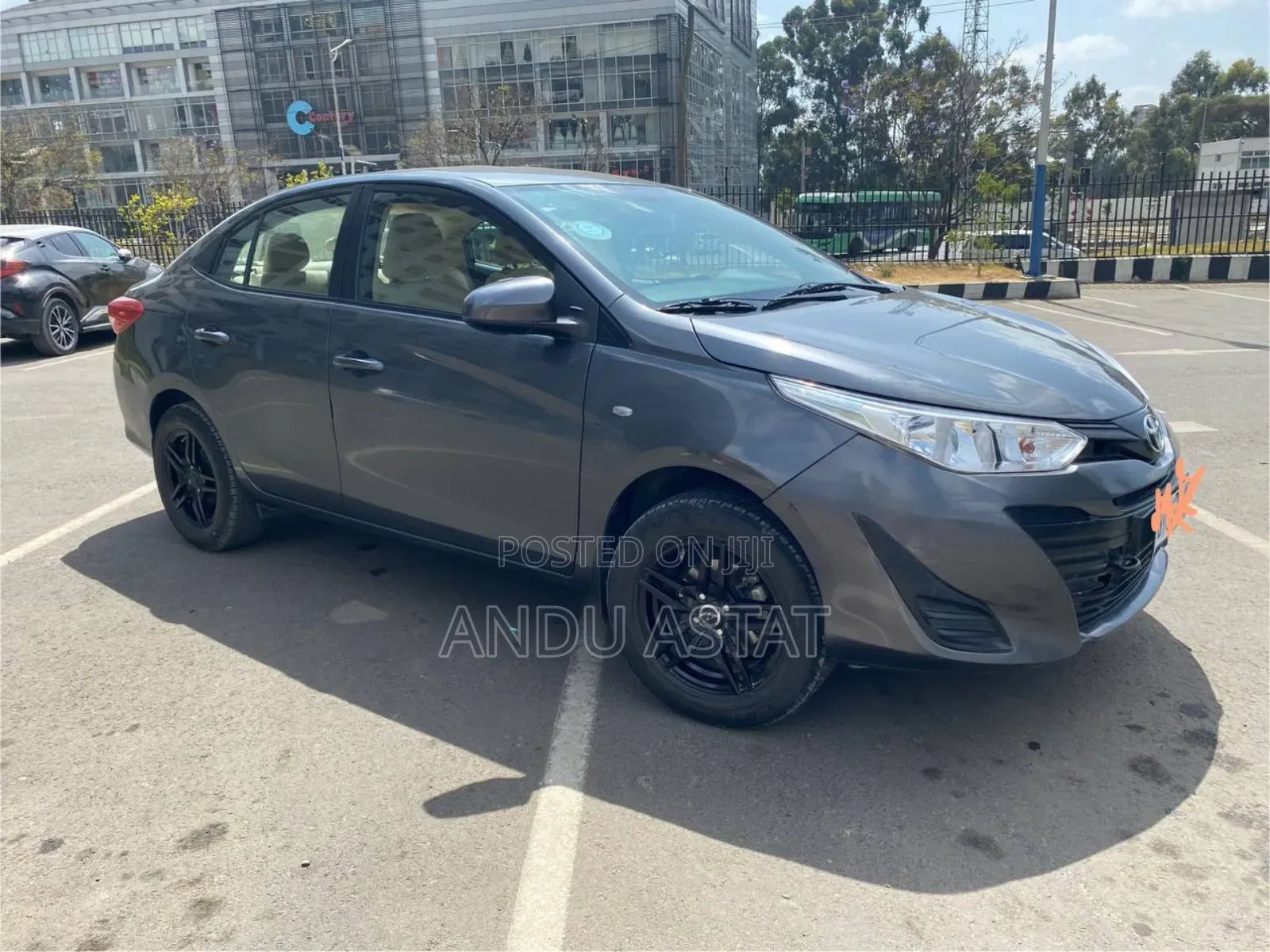 Toyota Yaris 1.5 Sedan LE 2020 Gray