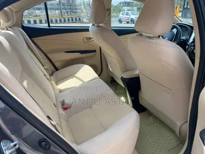 Toyota Yaris 1.5 Sedan LE 2020 Gray