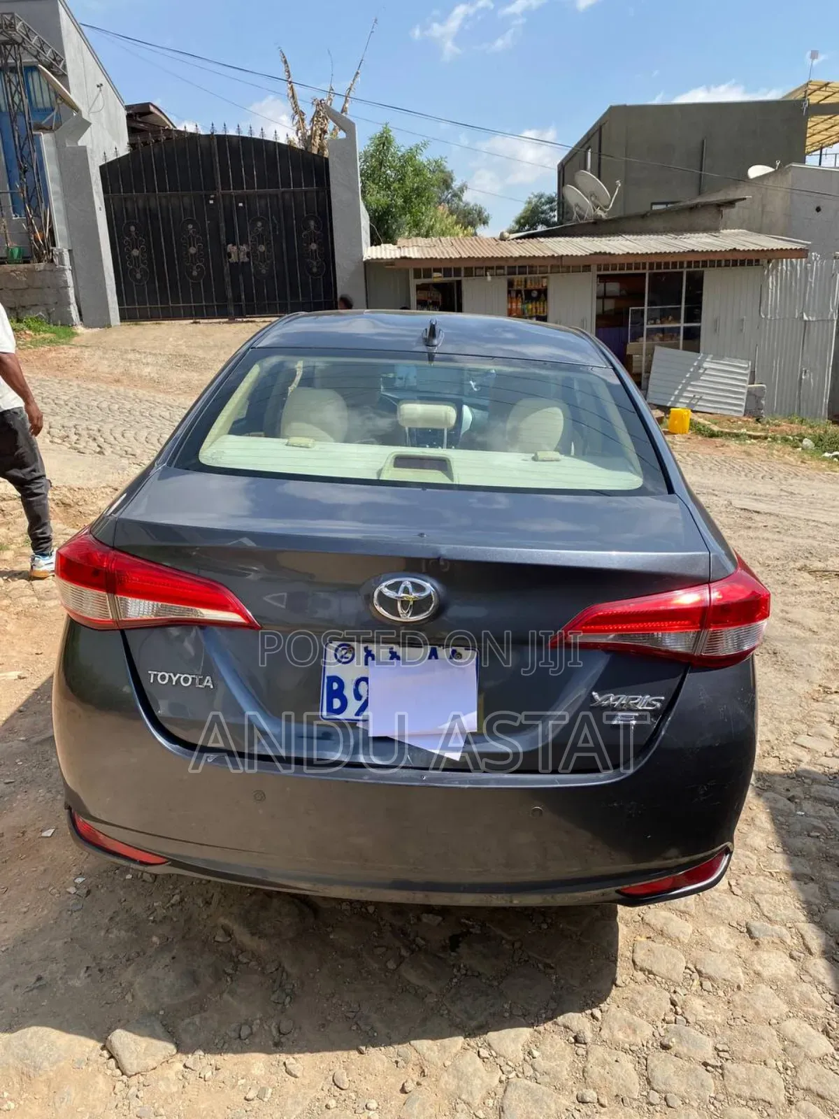 Toyota Yaris 1.5 Sedan LE 2020 Gray