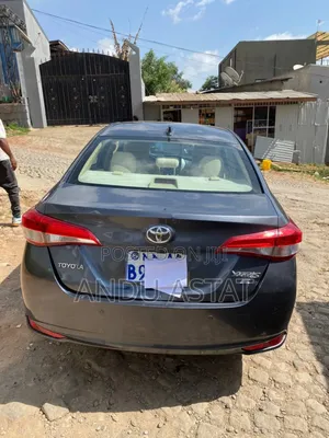 Toyota Yaris 1.5 Sedan LE 2020 Gray