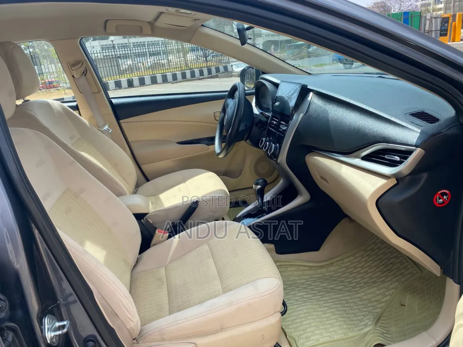 Toyota Yaris 1.5 Sedan LE 2020 Gray