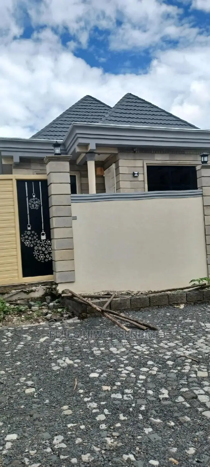 5bdrm Villa in አያት, Bole for sale