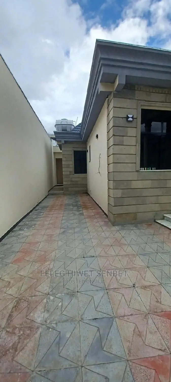 5bdrm Villa in አያት, Bole for sale