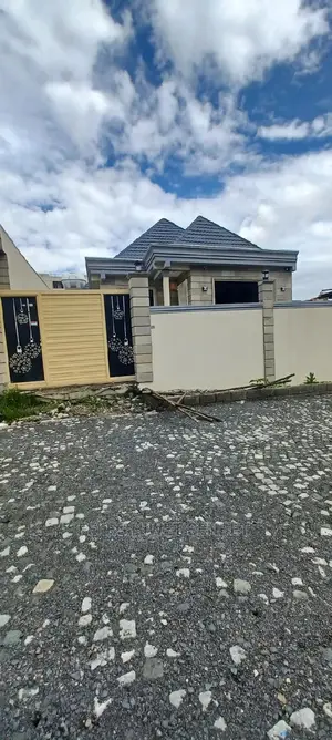 5bdrm Villa in አያት, Bole for sale