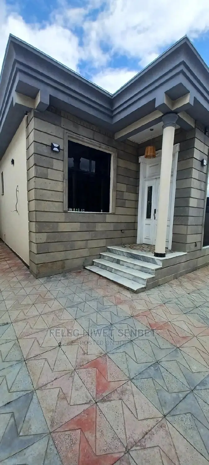 5bdrm Villa in አያት, Bole for sale
