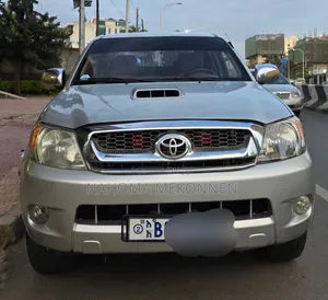 Photo - Toyota Hilux 2009 Silver