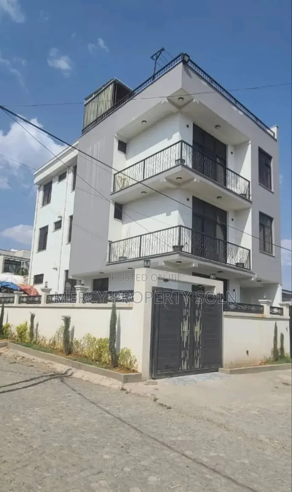 Furnished 8bdrm House in Bole for sale